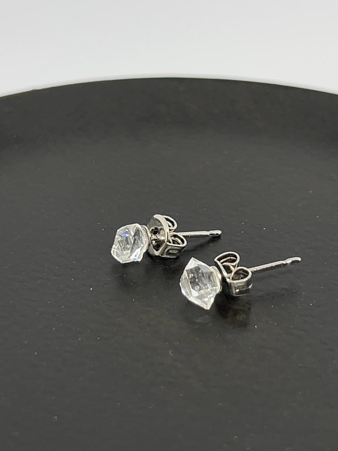 小さな水晶のピアス　EA-3